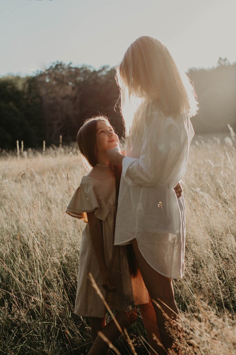 Mutter und Tochter im warmen Abendlicht